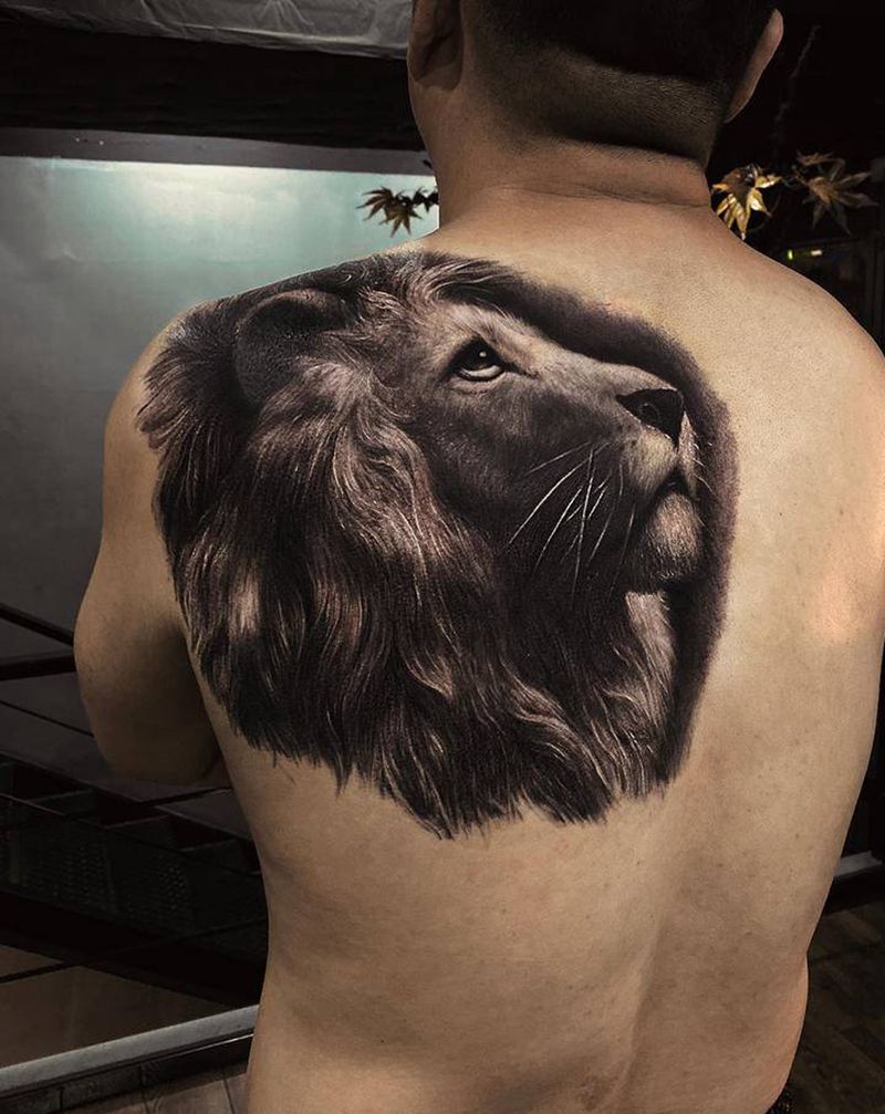 狮子王纹身图片_背部欧美写实头像纹身图案