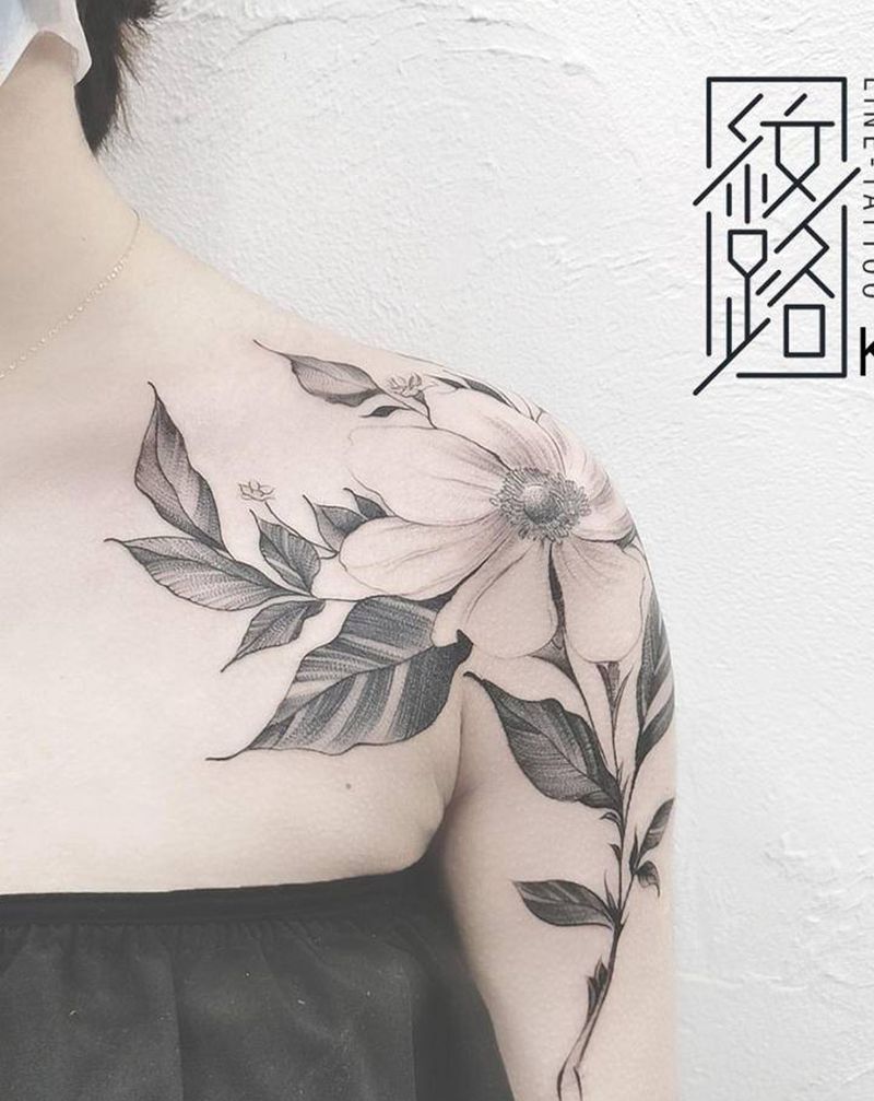 肩膀素花纹身图片_肩部清新素花纹身图案