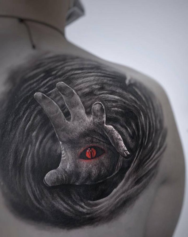 挣扎纹身图片_背部欧美写实纹身图案