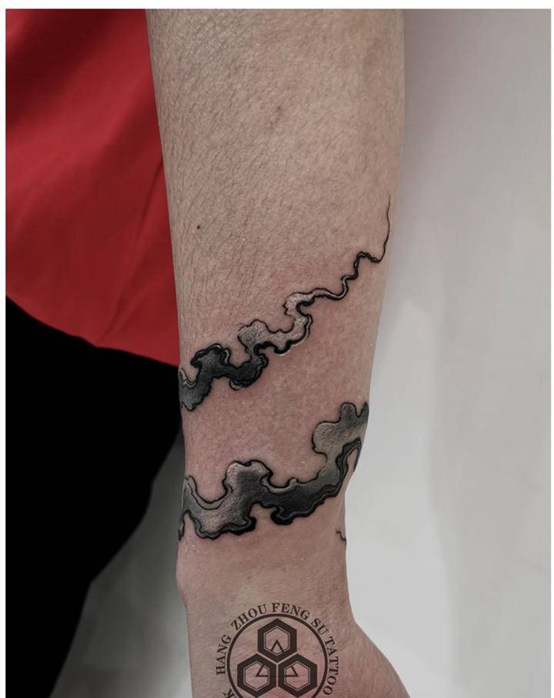水墨臂环纹身图片_手臂水墨纹身图案