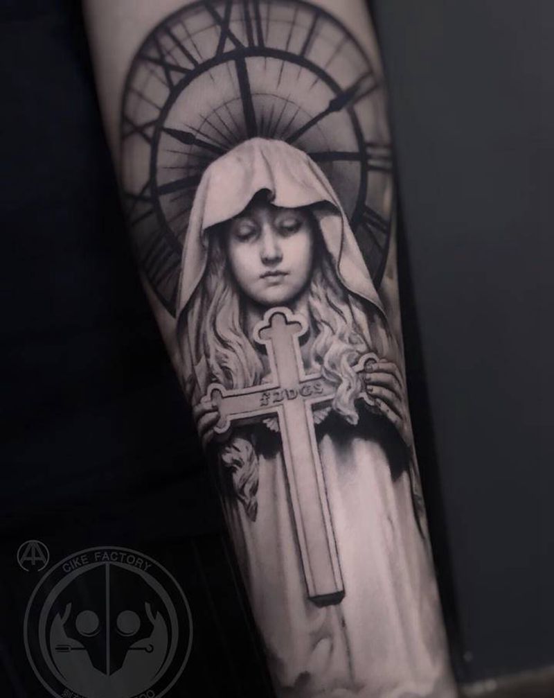 祈祷纹身图片_手臂欧美写实雕塑纹身图案