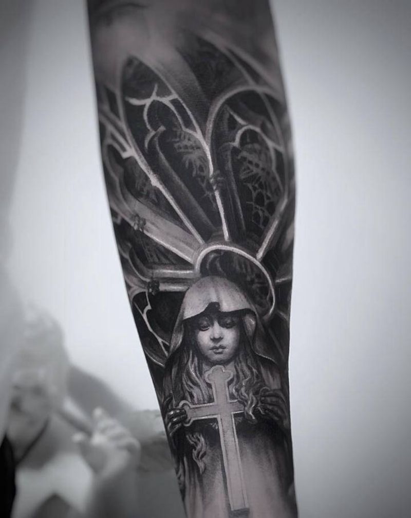 圣母窗花纹身图片_手臂欧美写实纹身图案