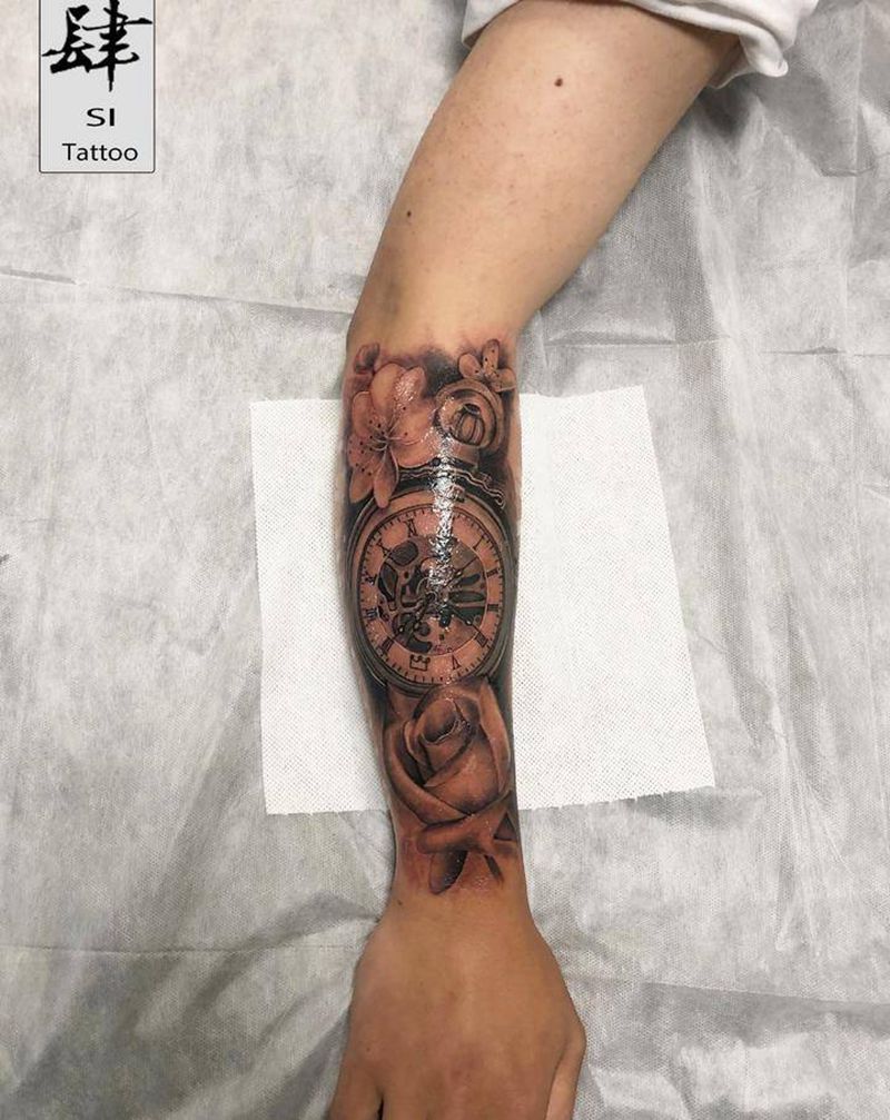 时钟纹身图片_手臂欧美写实时钟玫瑰纹身图案