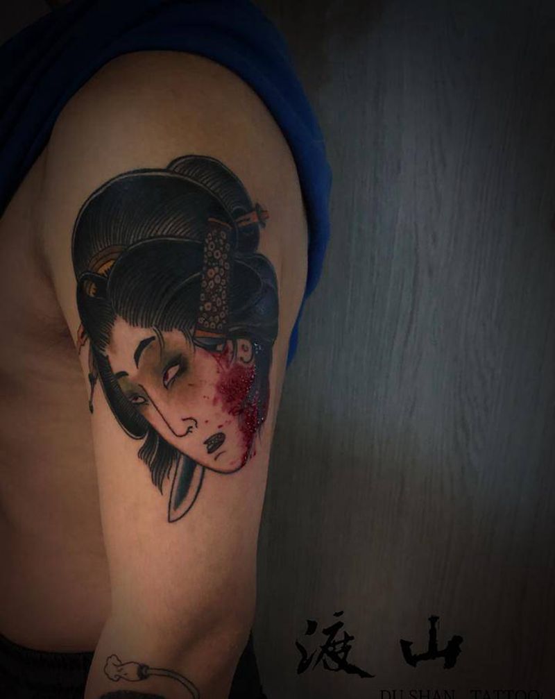 生首纹身图片_手臂老传统生首纹身图案