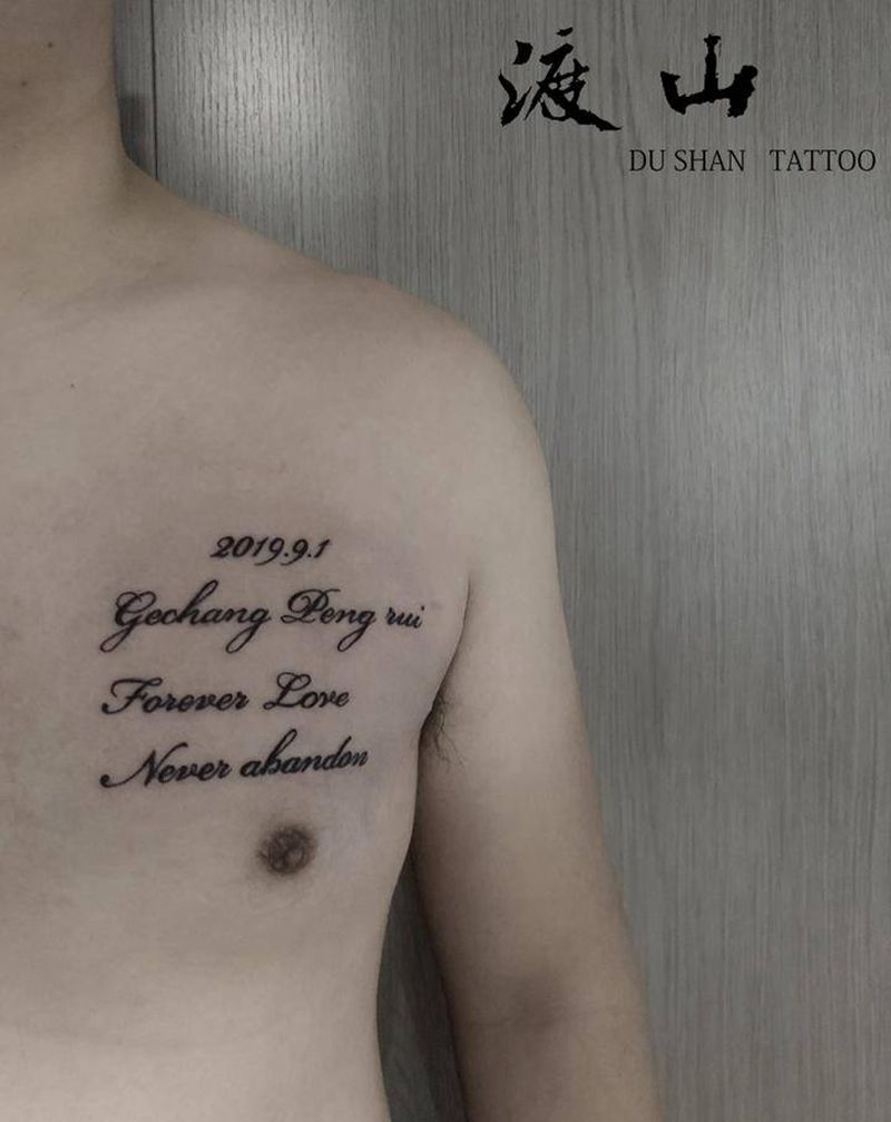 字母纹身图片_胸部字母纹身图案