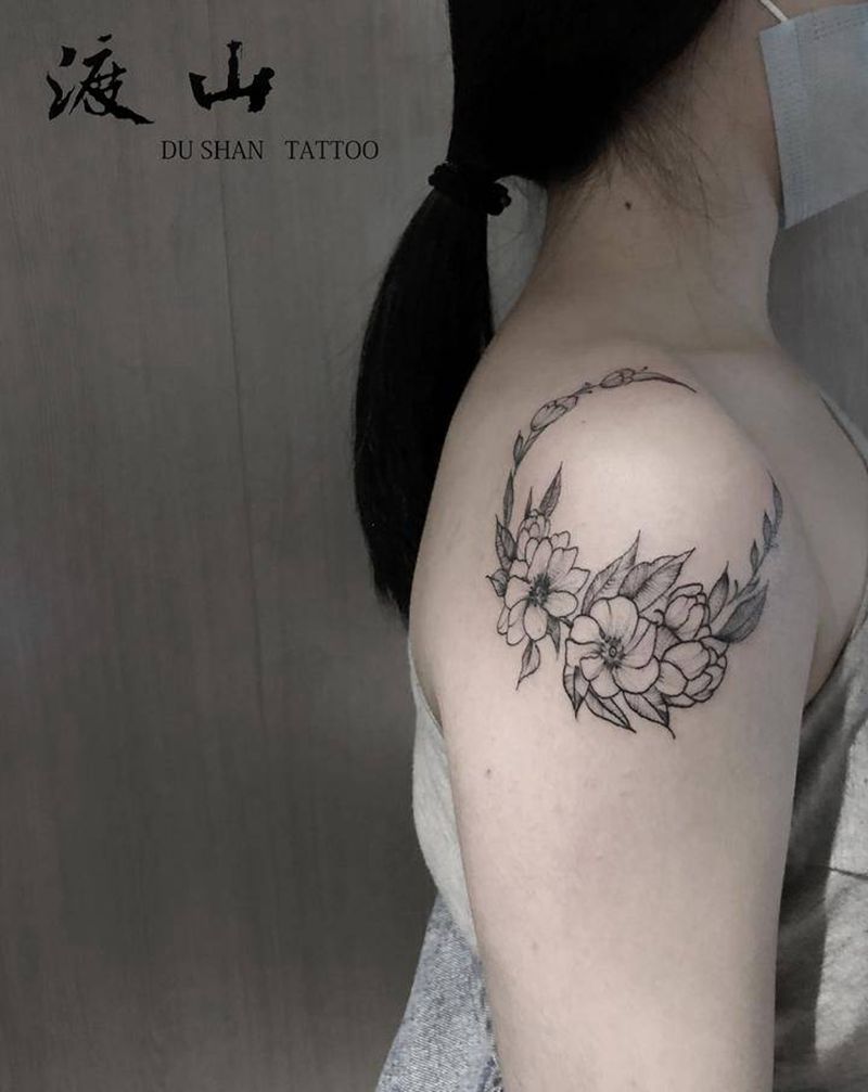 素花纹身图片_胸部肩部素花纹身图案