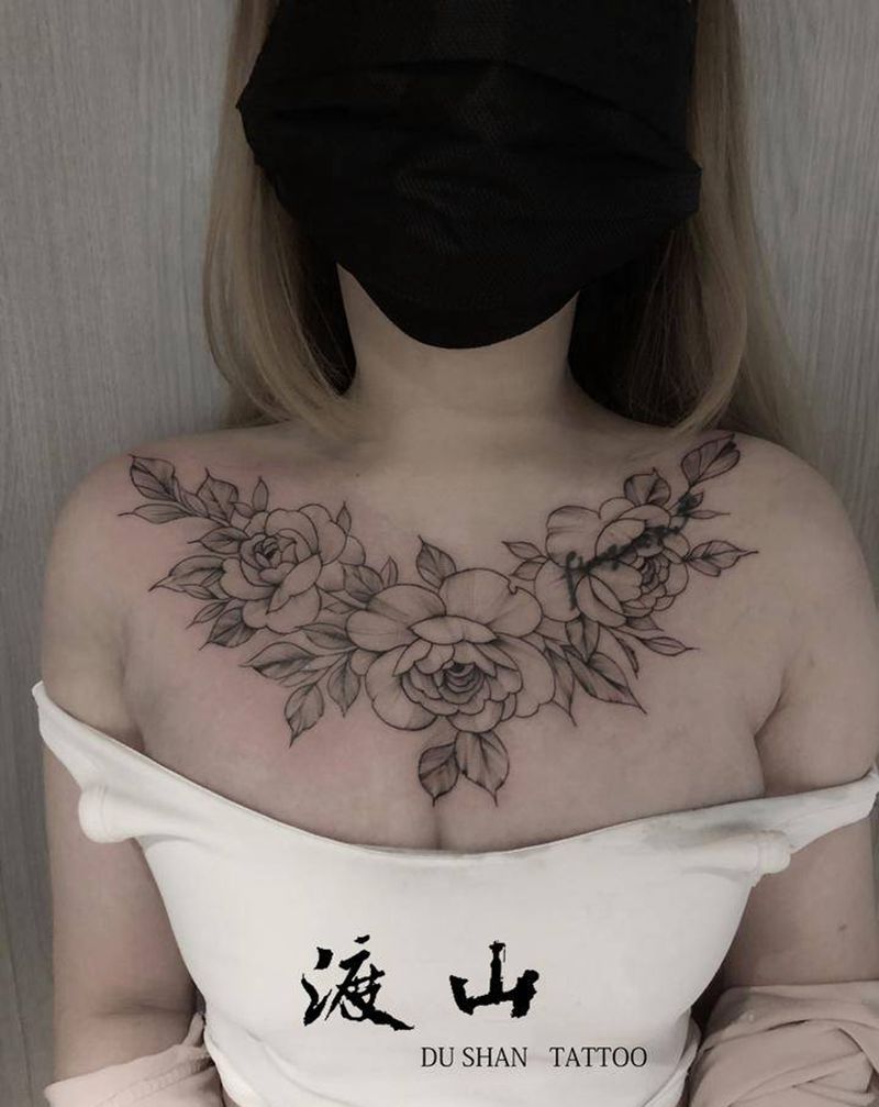 素花纹身图片_胸部素花纹身图案