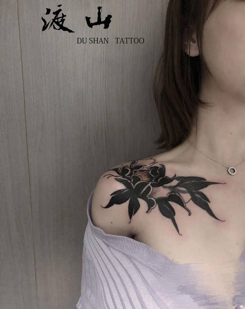 荷花纹身图片_颈部肩部新传统老传统荷花遮盖纹身图案