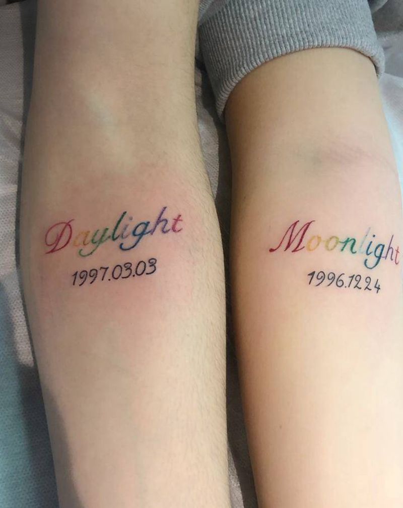 彩色字母纹身图片_手臂情侣彩色字母纹身图案