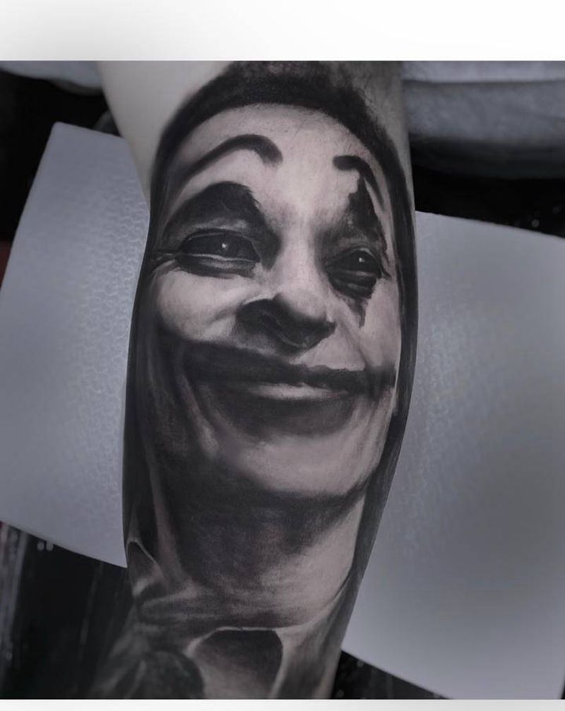 小丑纹身图片_手臂欧美写实纹身图案