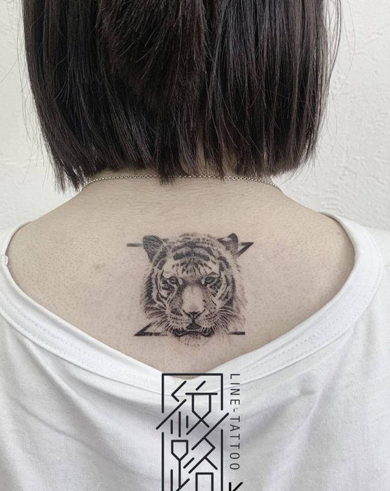 小老虎纹身图片_背部欧美写实生肖老虎脖子纹身图案