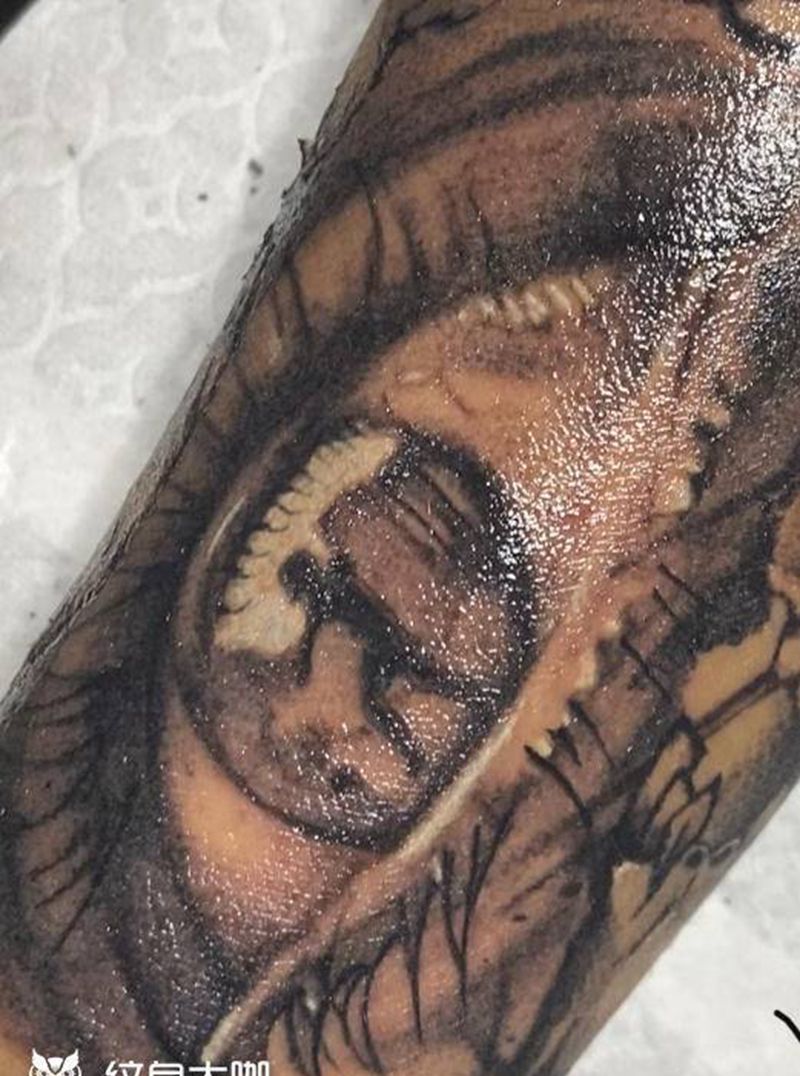眼睛纹身图片_手臂欧美写实纹身图案
