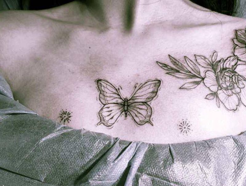 蝴蝶纹身图片_胸部几何纹身图案