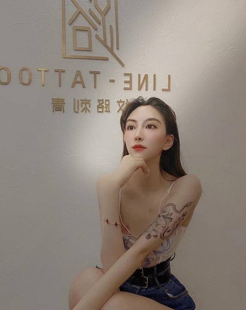 蛇与玫瑰纹身图片_手臂欧美写实蛇素花遮盖纹身图案