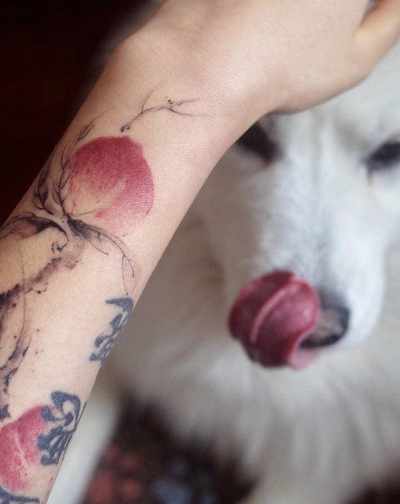 桃子纹身图片_手臂水墨纹身图案