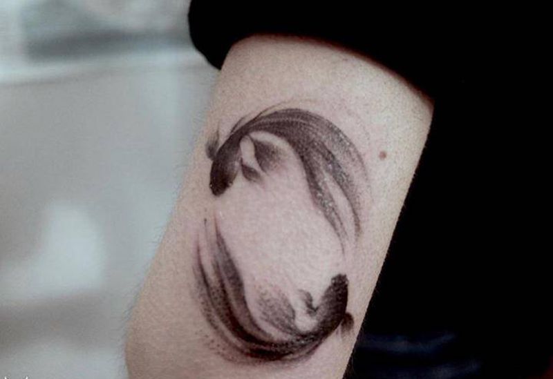 鱼纹身图片_手臂水墨纹身图案