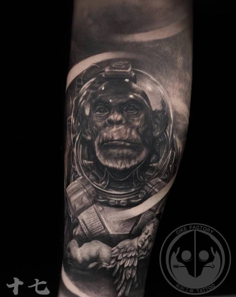 猩猩宇航员纹身图片_腿部欧美写实纹身图案