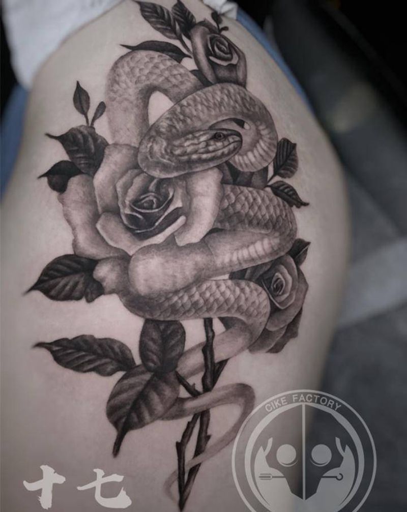 花与蛇纹身图片_腿部欧美写实纹身图案