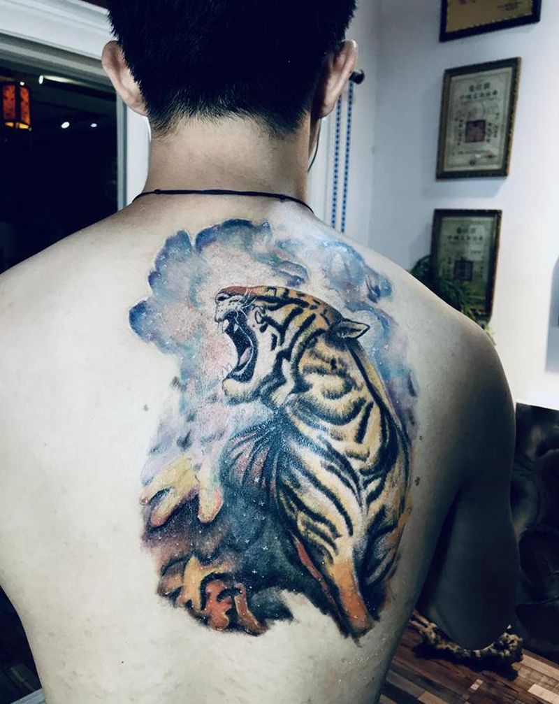 彩色老虎纹身图片_背部水彩纹身图案