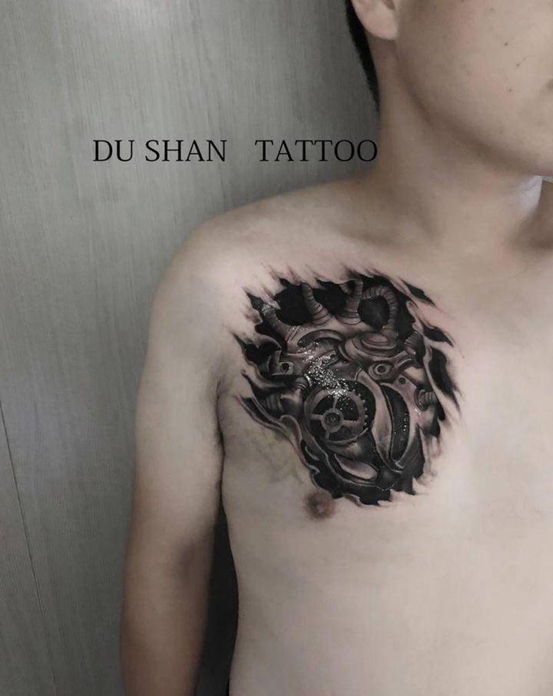 机械纹身图片_胸部欧美写实纹身图案