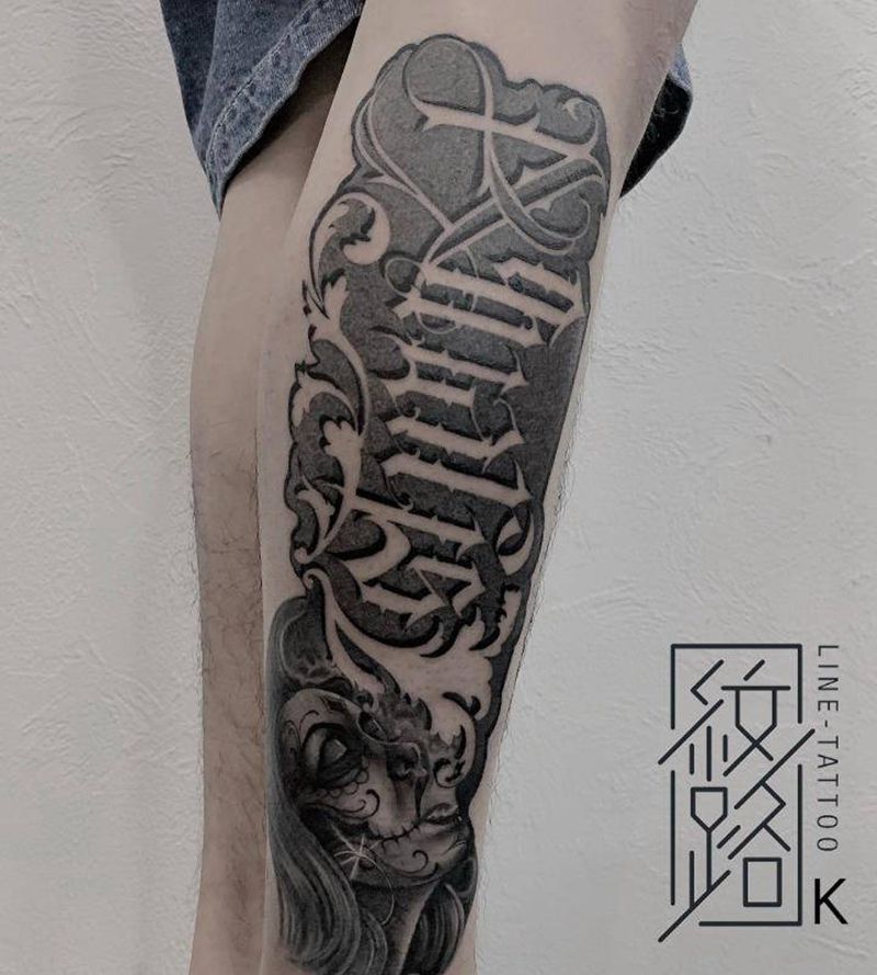 花体字纹身图片_腿部欧美写实花体字奇卡诺纹身图案