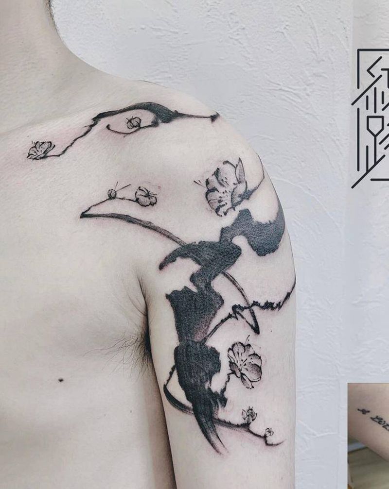 墨梅纹身图片_肩部手臂水墨遮盖中国风梅花纹身图案