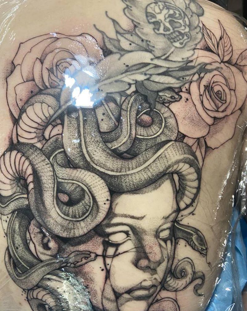美杜莎纹身图片_背部欧美写实纹身图案