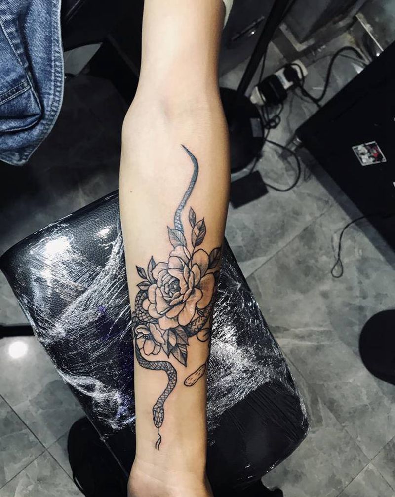 素花和蛇纹身图片_手臂纹身图案