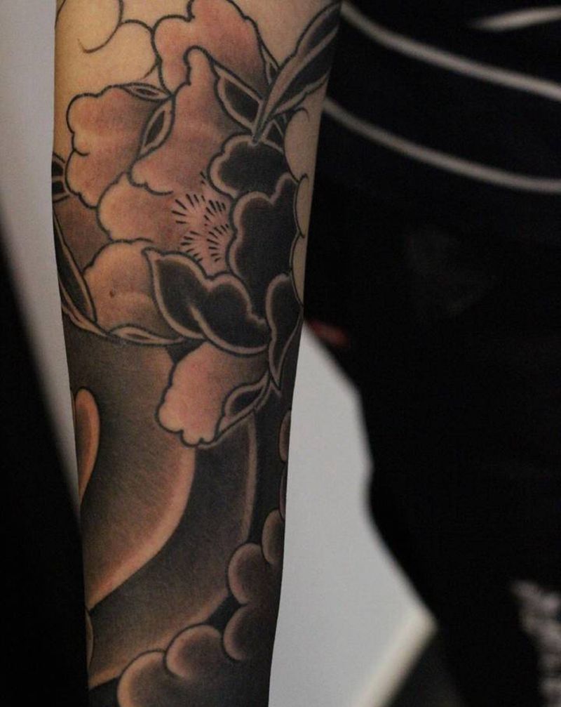 日式传统 牡丹花臂纹身图片_手臂老传统纹身图案