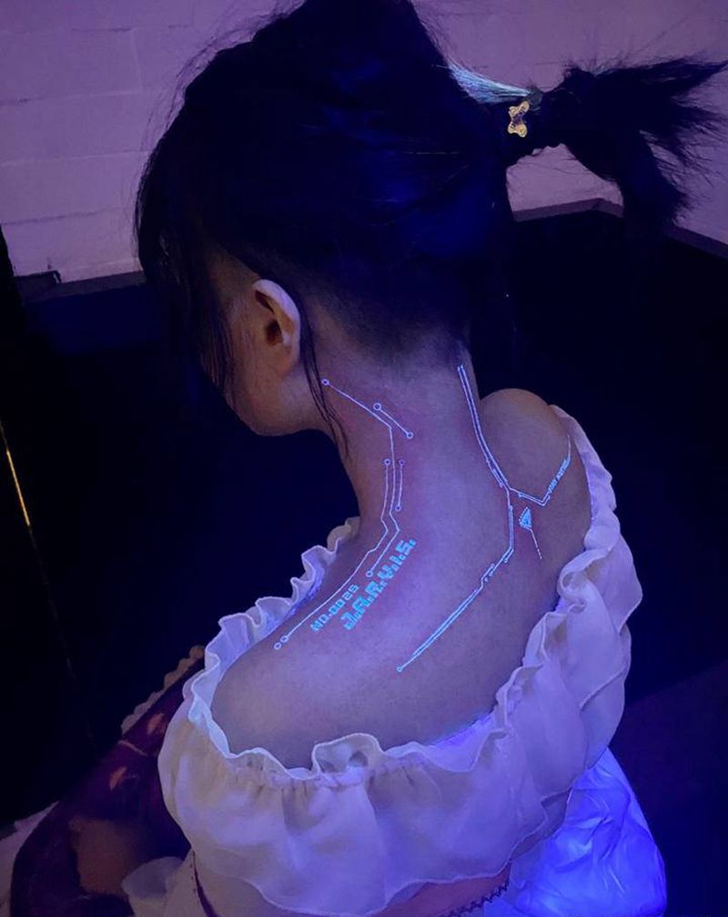 荧光纹身作品纹身图片_颈部背部几何图腾纹身图案