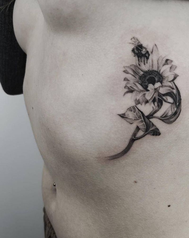 向日葵和蜜蜂纹身图片_欧美写实纹身图案