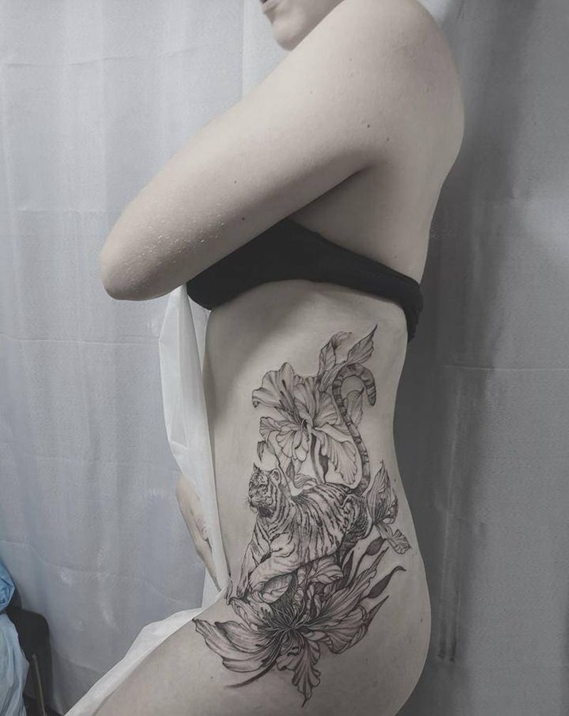 花 与虎纹身图片_腰部素花纹身图案