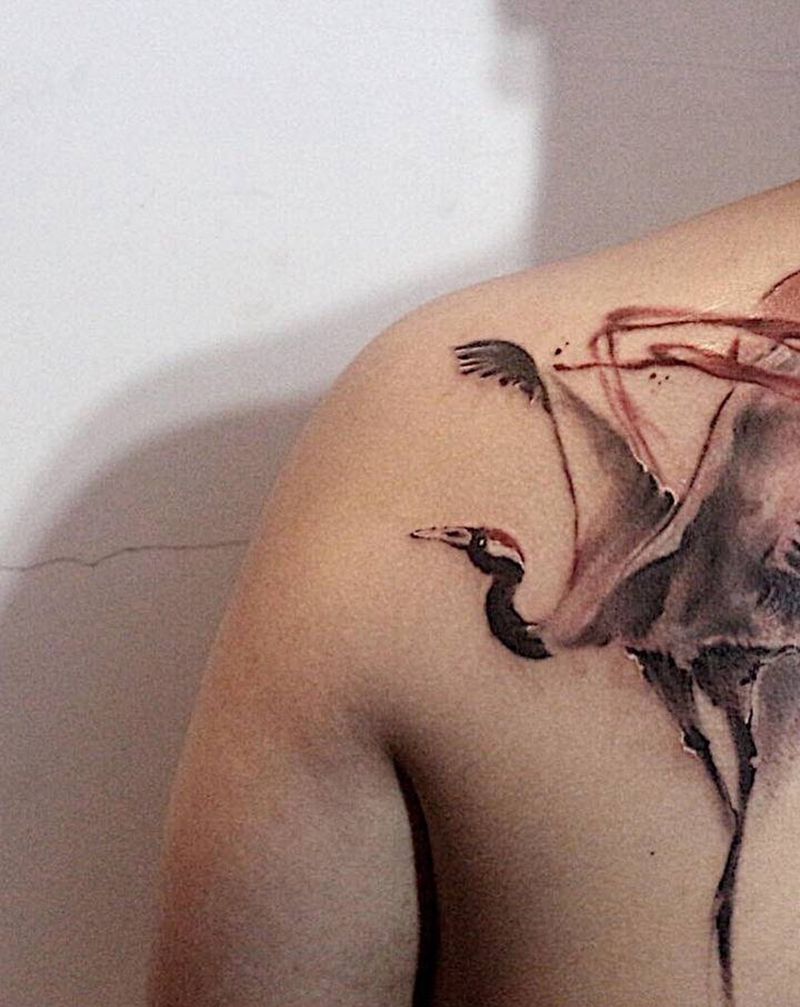 红日仙鹤纹身图片_肩部水墨仙鹤纹身图案