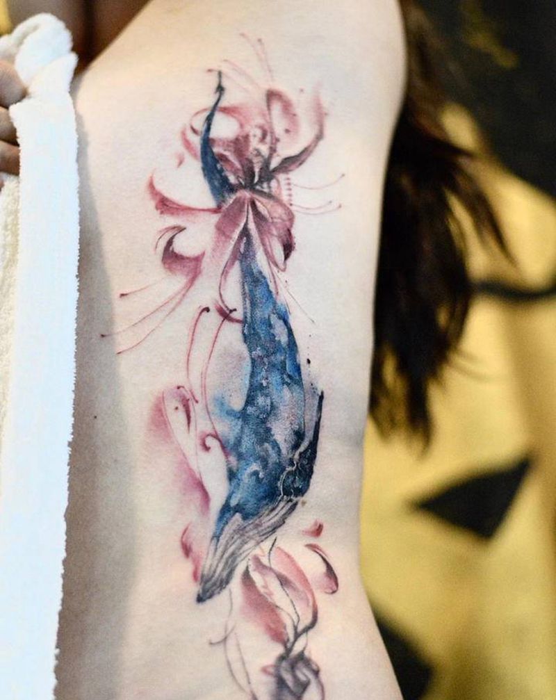 鲸纹身图片_腰部水彩纹身图案