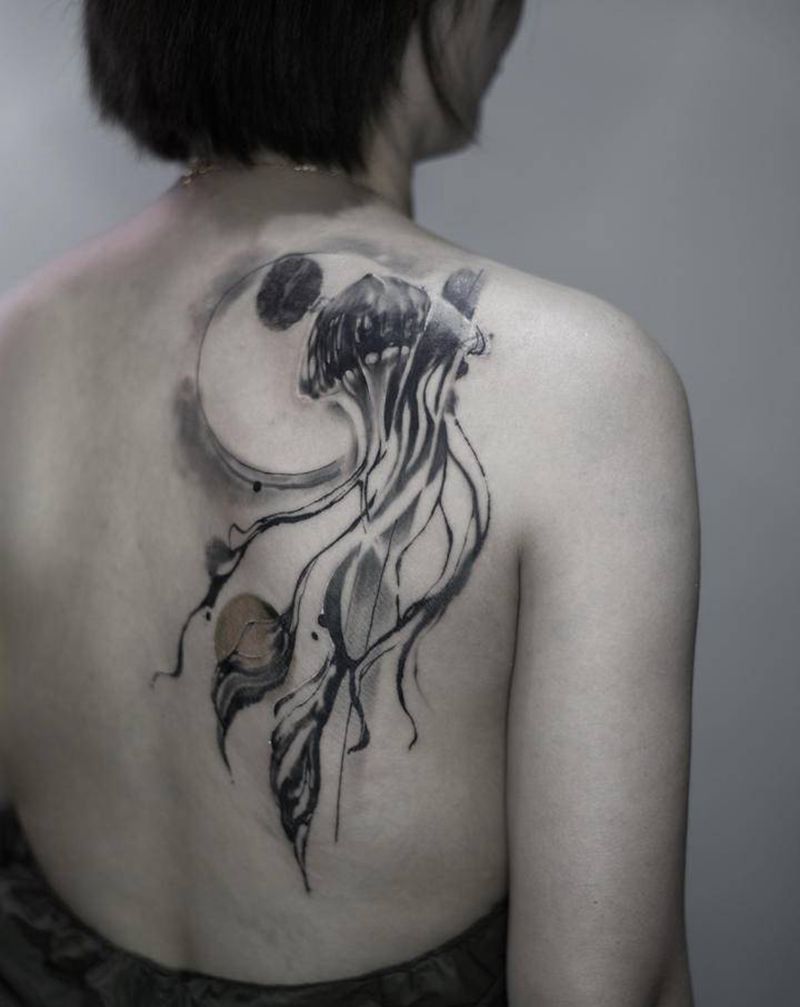 水母纹身图片_背部水墨纹身图案