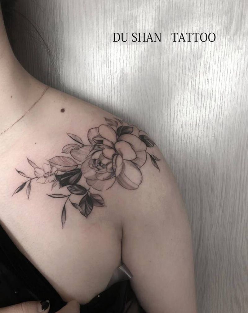 素花纹身图片_肩部颈部素花纹身图案