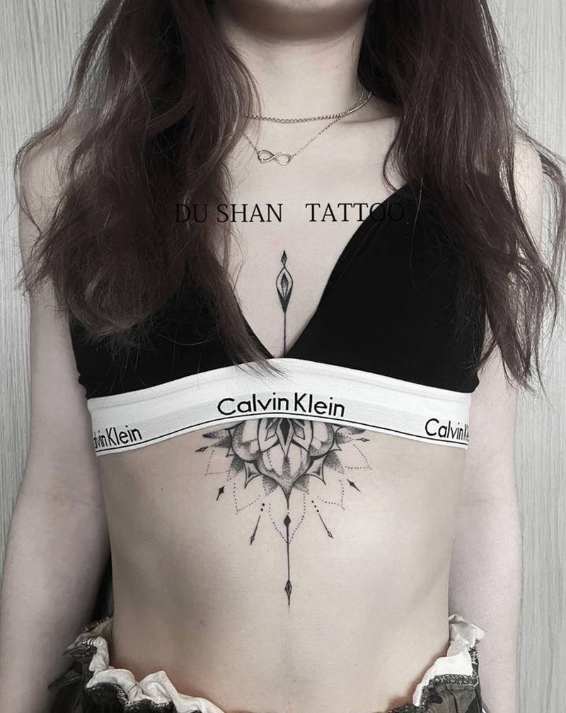 曼陀罗纹身图片_胸部腹部点刺几何纹身图案