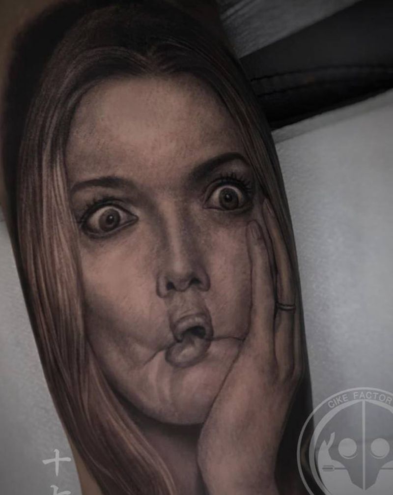 米歇尔菲佛纹身图片_手部手臂欧美写实纹身图案