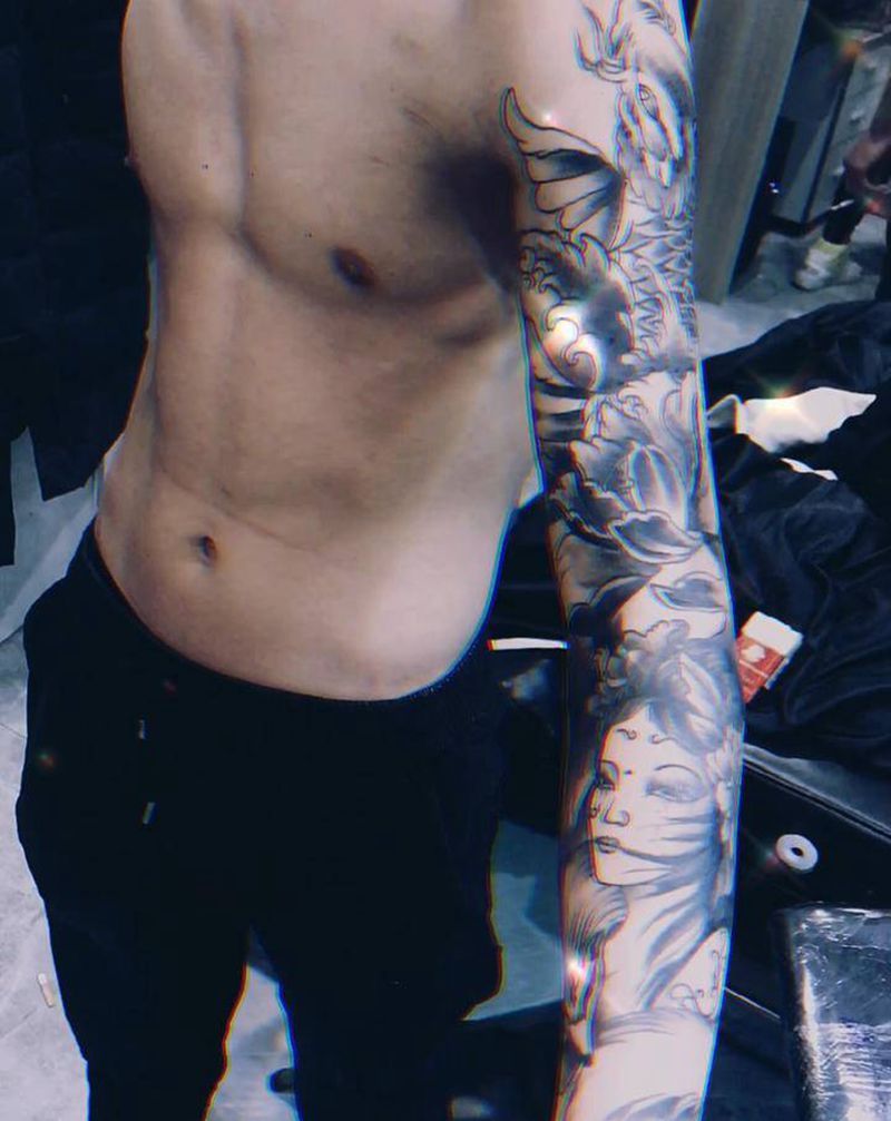 艺妓和鲤鱼。修改纹身图片_手臂新传统纹身图案