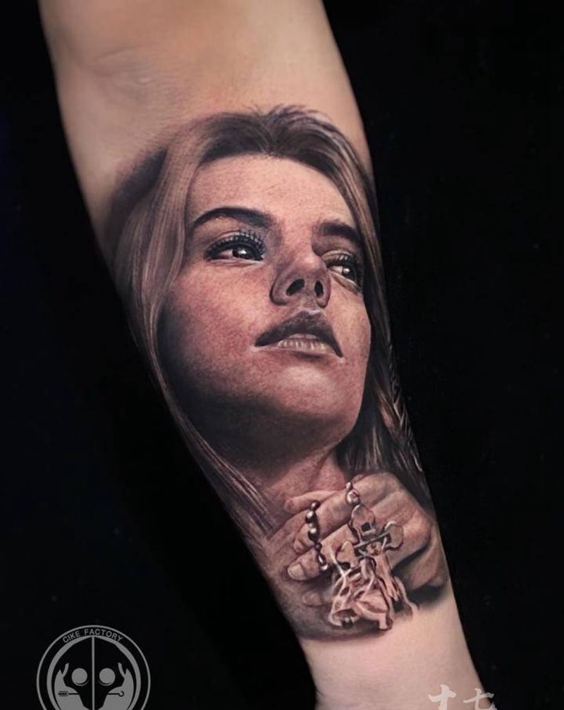 女人肖像纹身图片_手臂欧美写实纹身图案