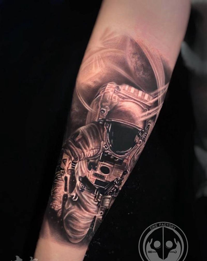 宇航员纹身图片_手臂欧美写实纹身图案