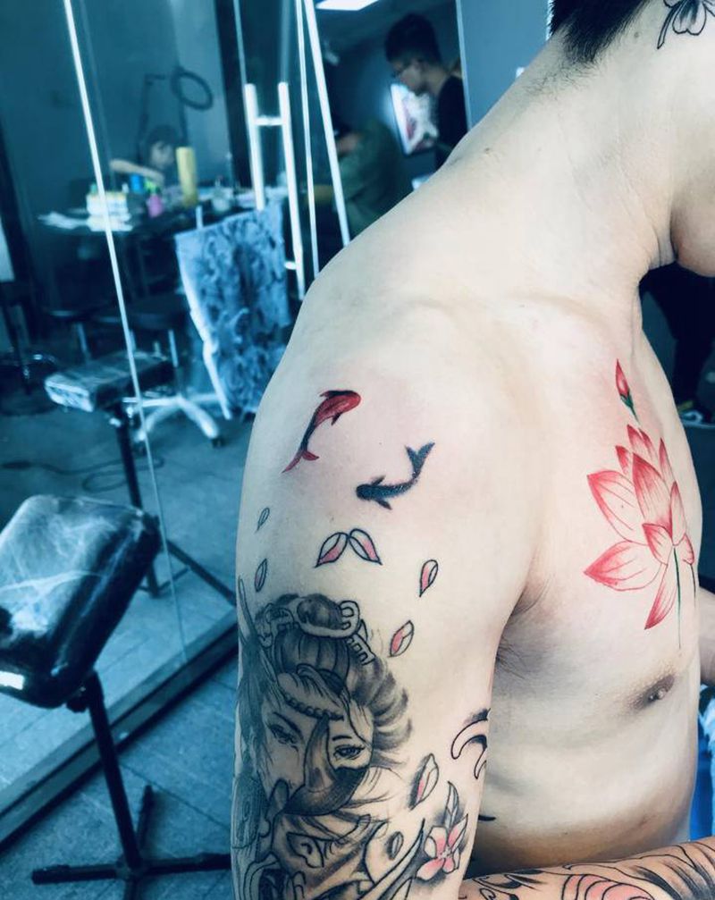 鱼和荷花纹身图片_胸部水彩纹身图案