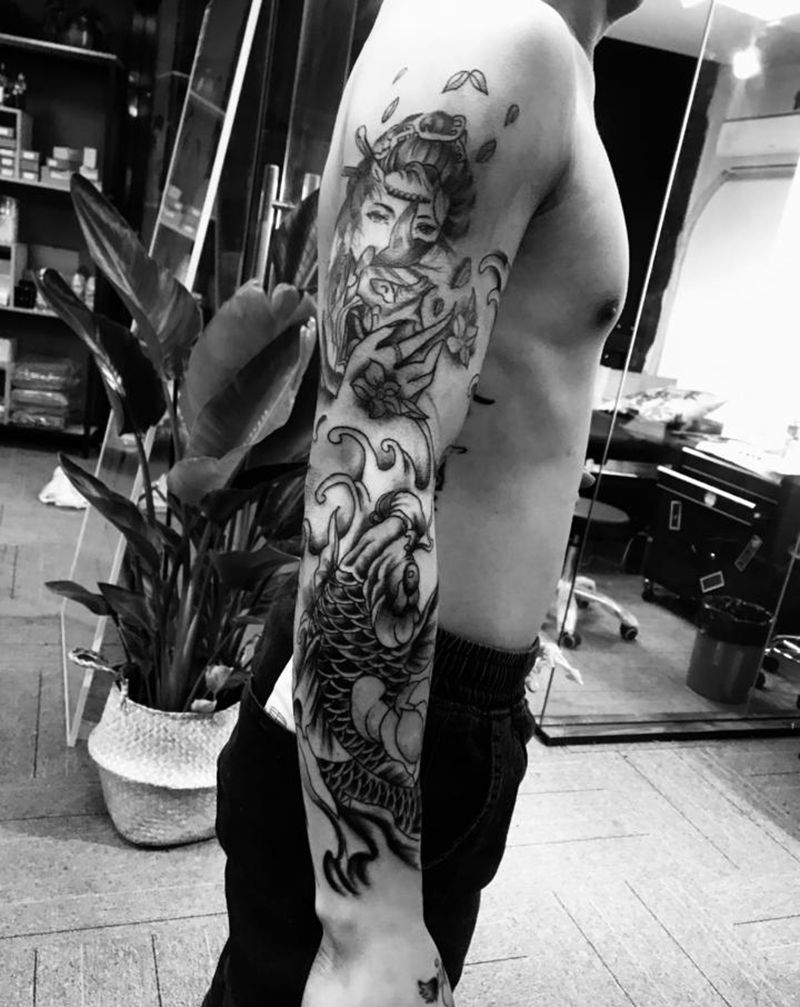 艺妓和鲤鱼纹身图片_手臂纹身图案