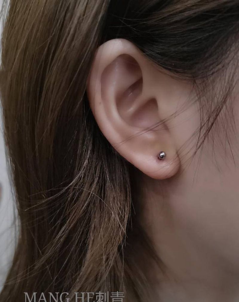 手工穿孔耳洞纹身图片_颈部纹身图案