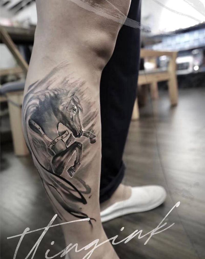 水墨跑马纹身图片_腿部水墨写实纹身图案