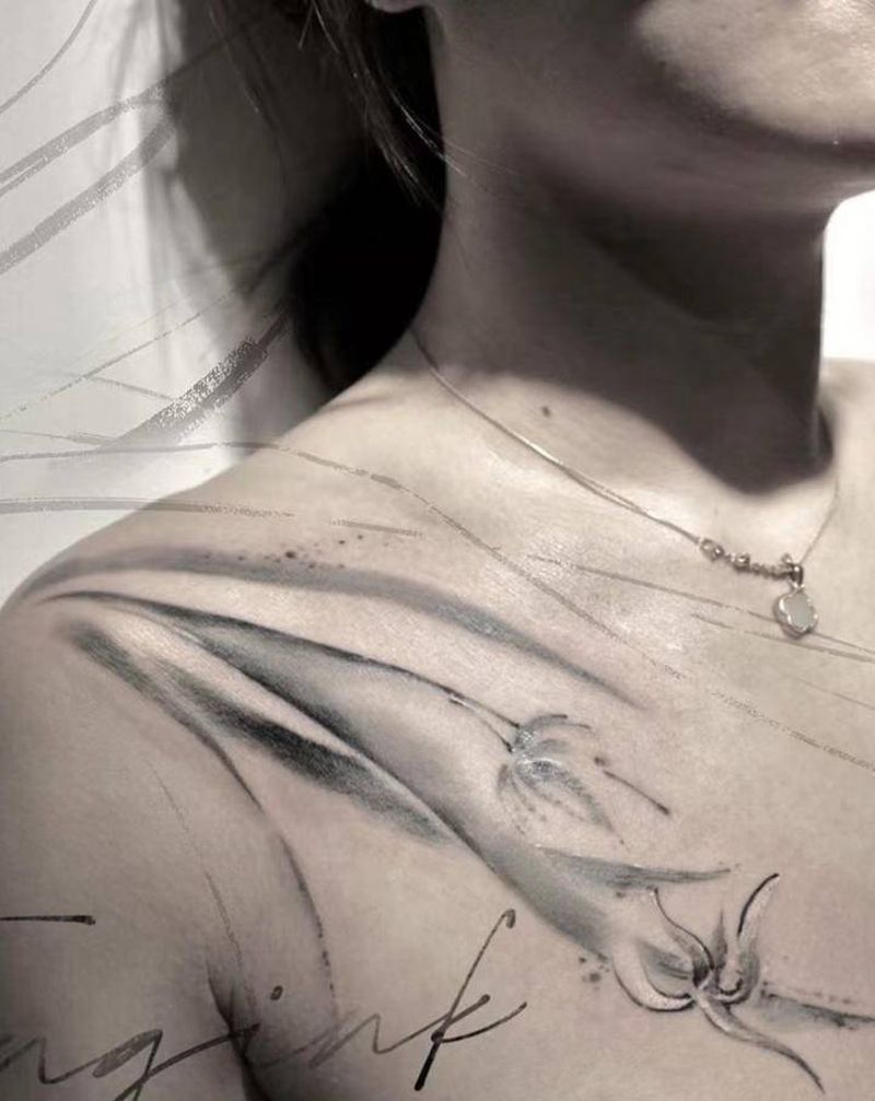 水墨玉兰纹身图片_胸部水墨纹身图案