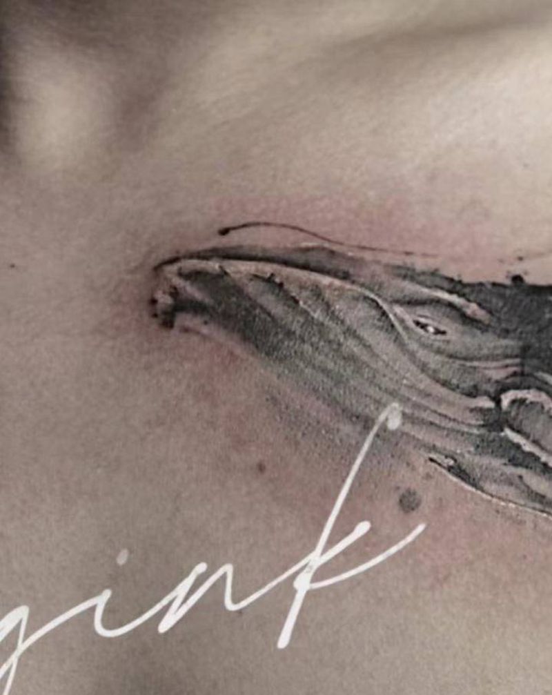 水墨鲸鱼纹身图片_胸部水墨纹身图案