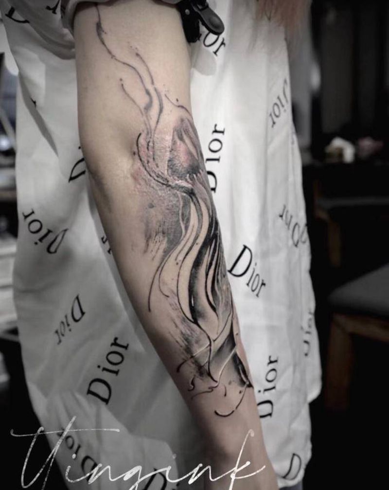 水墨水母纹身图片_手臂水墨纹身图案