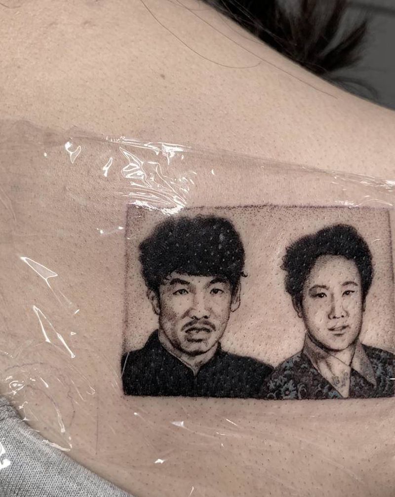 家人老照片纹身纹身图片_背部欧美写实纹身图案
