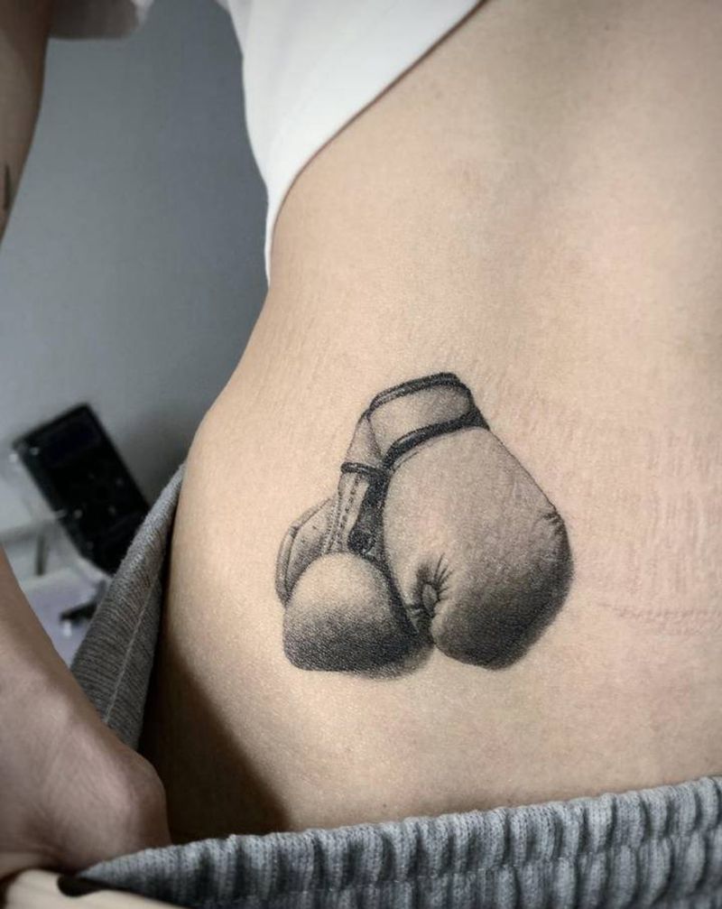 女拳击手的拳套纹身纹身图片_腹部欧美写实纹身图案